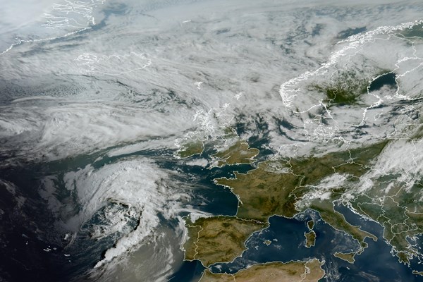 Latest EUMETSAT GeoColour satellite image of the UK and Europe