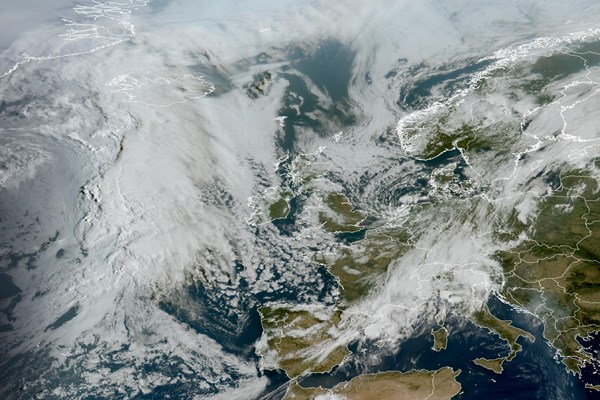 Latest EUMETSAT GeoColour satellite image of the UK and Europe