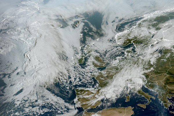 Latest EUMETSAT GeoColour satellite image of the UK and Europe
