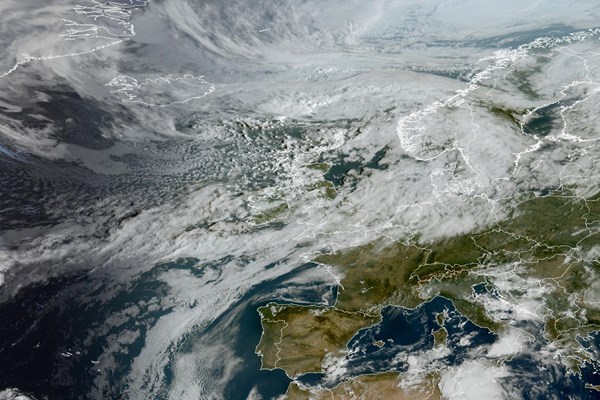 Latest EUMETSAT GeoColour satellite image of the UK and Europe