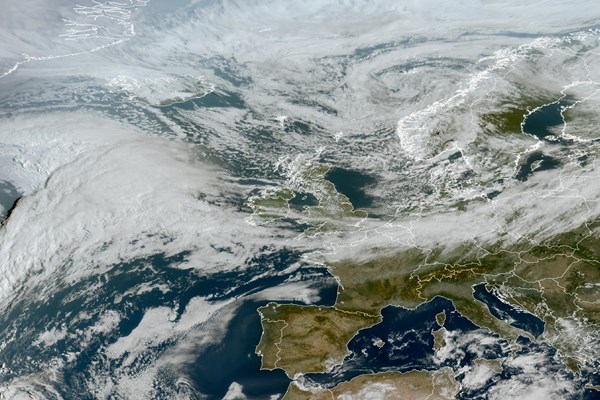 Latest EUMETSAT GeoColour satellite image of the UK and Europe