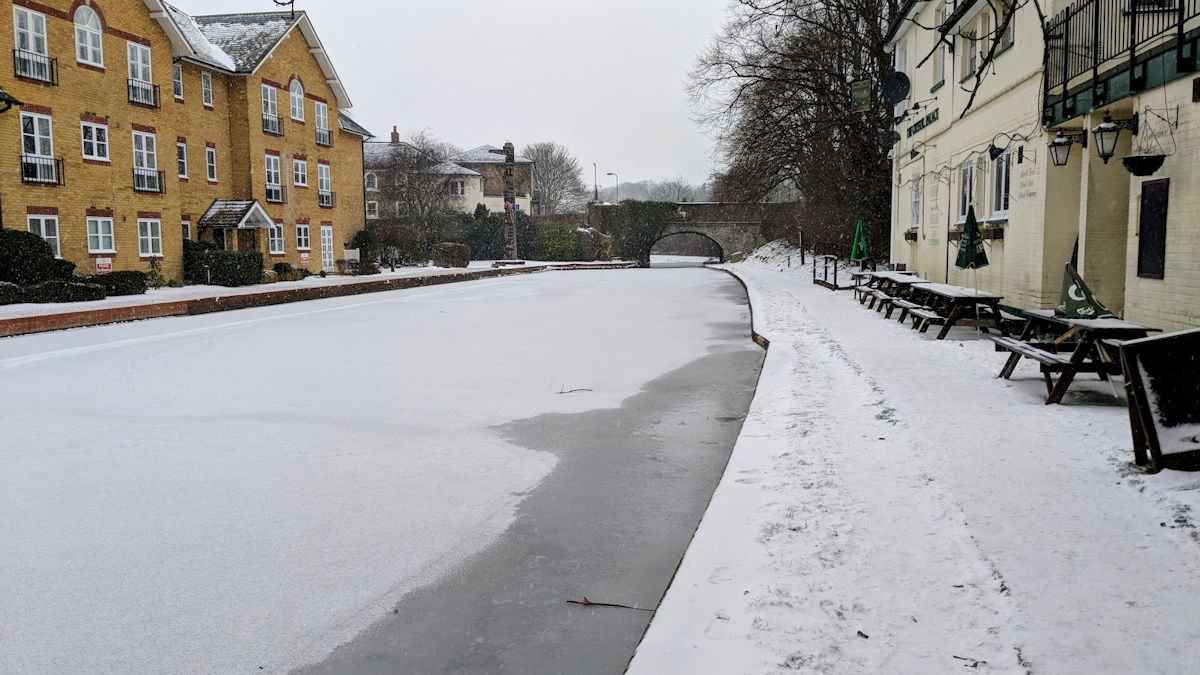A frozen Grand Union Canal 