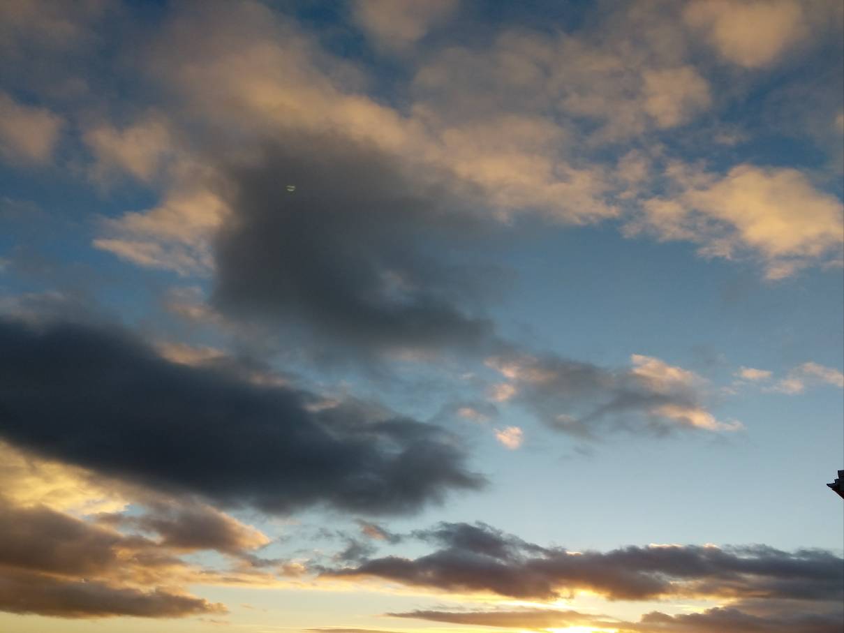 Berkhamsted, Hertfordshire, Showers clearing. 6.8C. Max today 11.1C ...