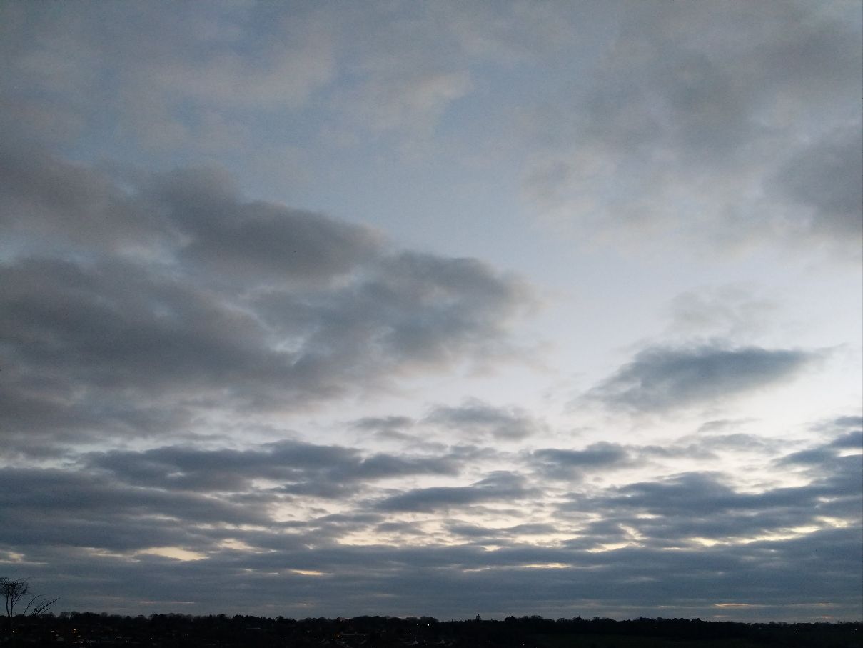 Berkhamsted, Hertfordshire, Pleasant evening. Temp 9.5C...