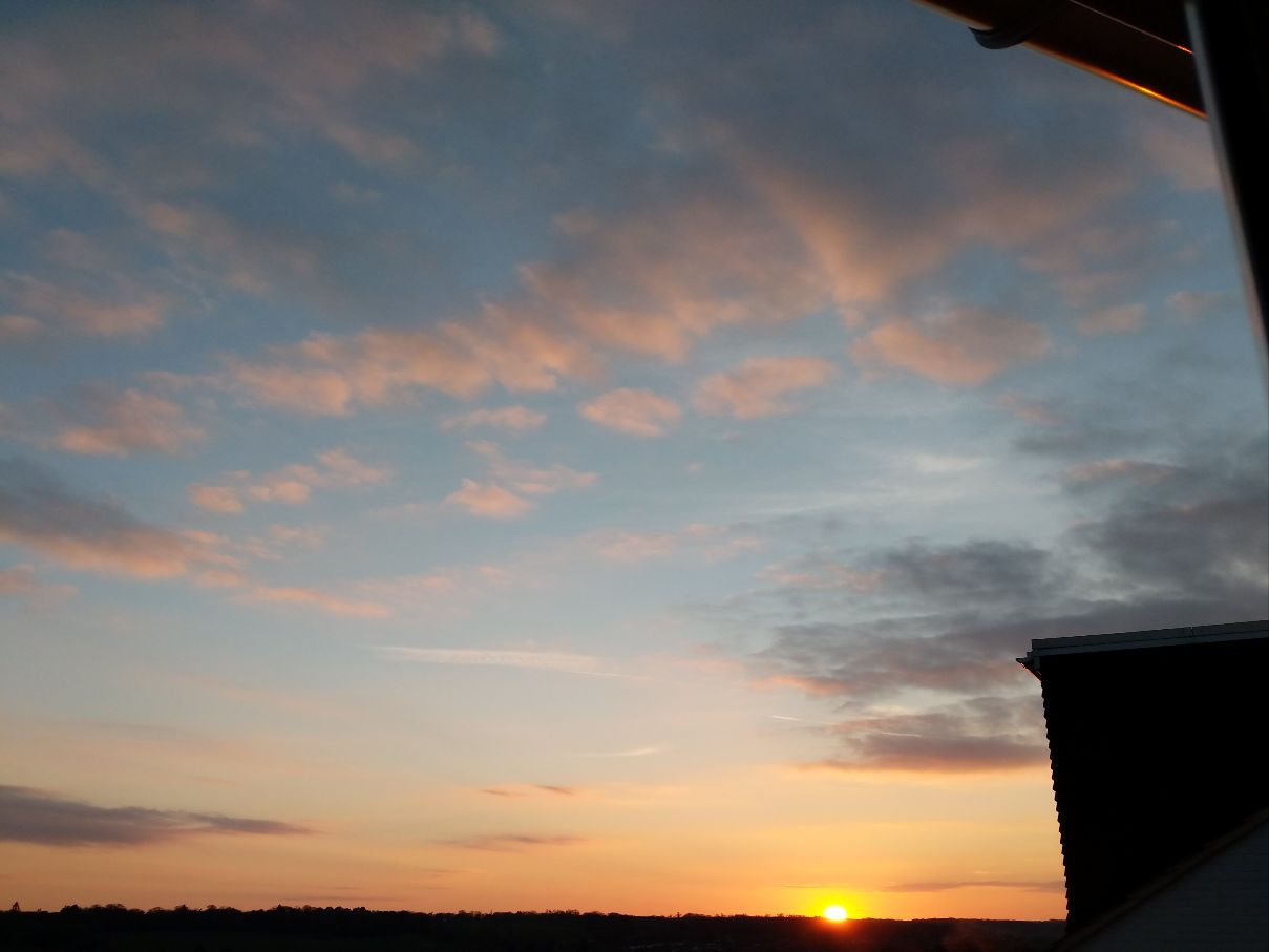 Berkhamsted, Hertfordshire, Sunset. 10.3C...