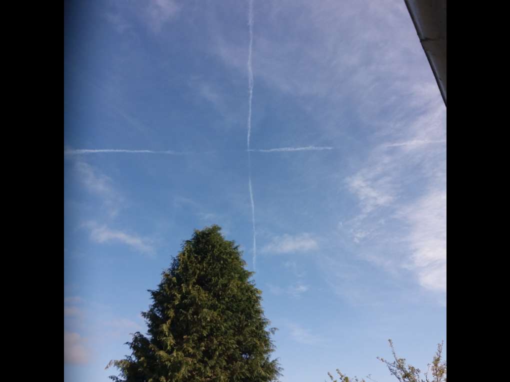 Auchterarder, , Unusual contrails...