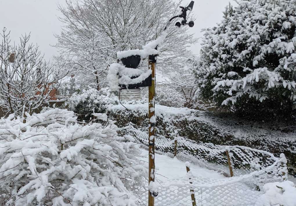 Berkhamsted, Hers, Level snow depth approx 7cm at midday...