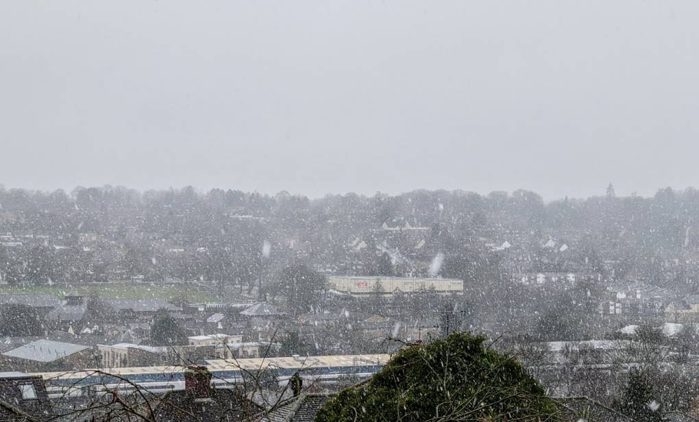 Berkhamsted, Herts, Heavy snow falling on wet ground...