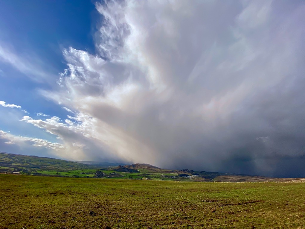 leek, staffordshire, some beefy snow showrs sweeping in this afternoon....