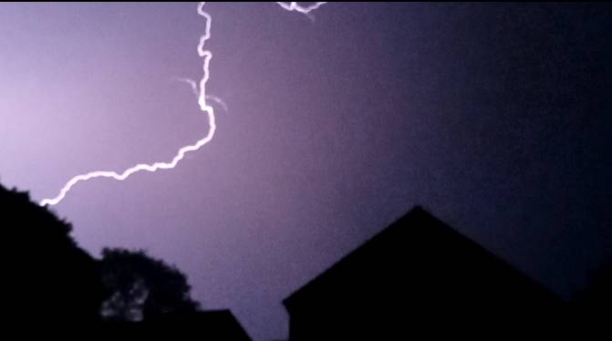 Developing Thunderstorm Bridgwater, Somerset,United Kingdom, sent by davetoonmaniac