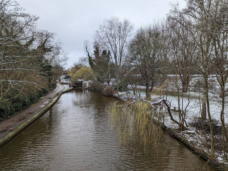 Berkhamsted, Herts, Noticeably less snow in the valley than surrounding hills...