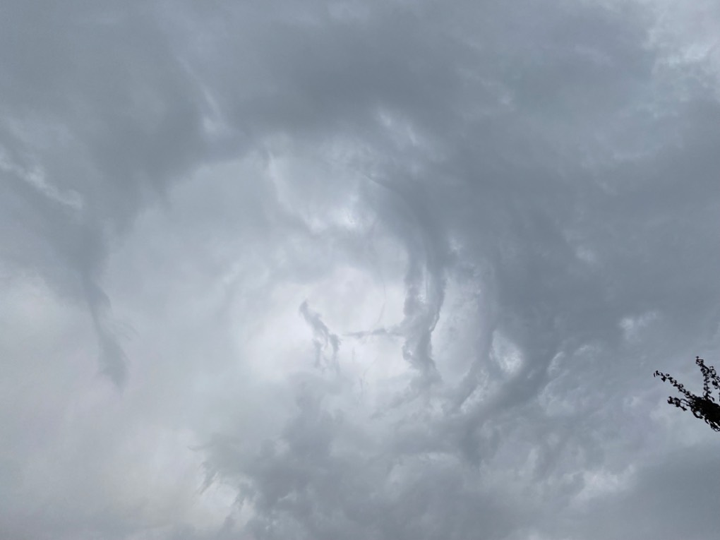 Dartford, Kent, Aerial vortices? In a ring! Interesting clouds none the less ...