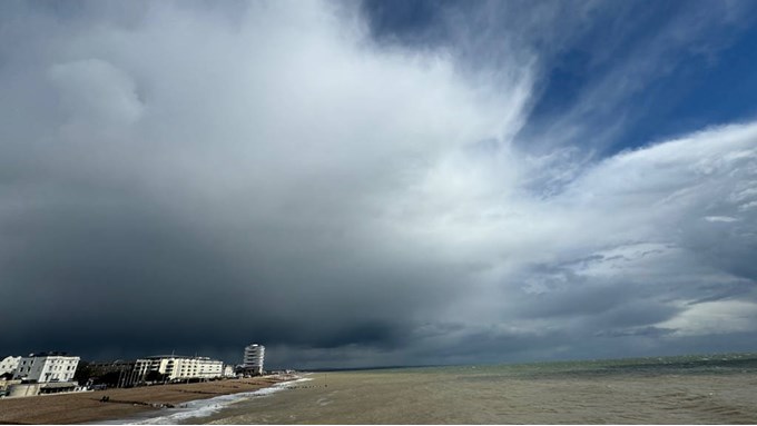 Beautiful showers at Worthing pier, distinctly cool as well in the NW flow. Posted by Weatherornot