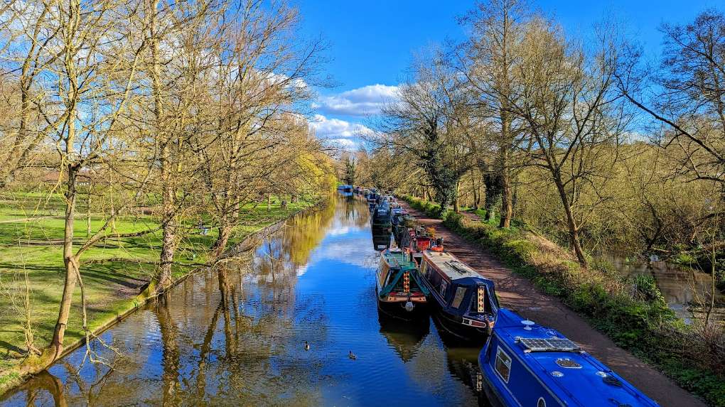 Berkhamsted, Herts, Another view of the Grand Union canal running through Berkhamsted ...