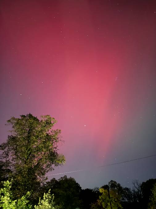 Sheffield, Sth Yorkshire, Intense Aurora in Nether Edge, Sheffield, at 00.35 hrs on 11 Oct 2024. Jupi...
