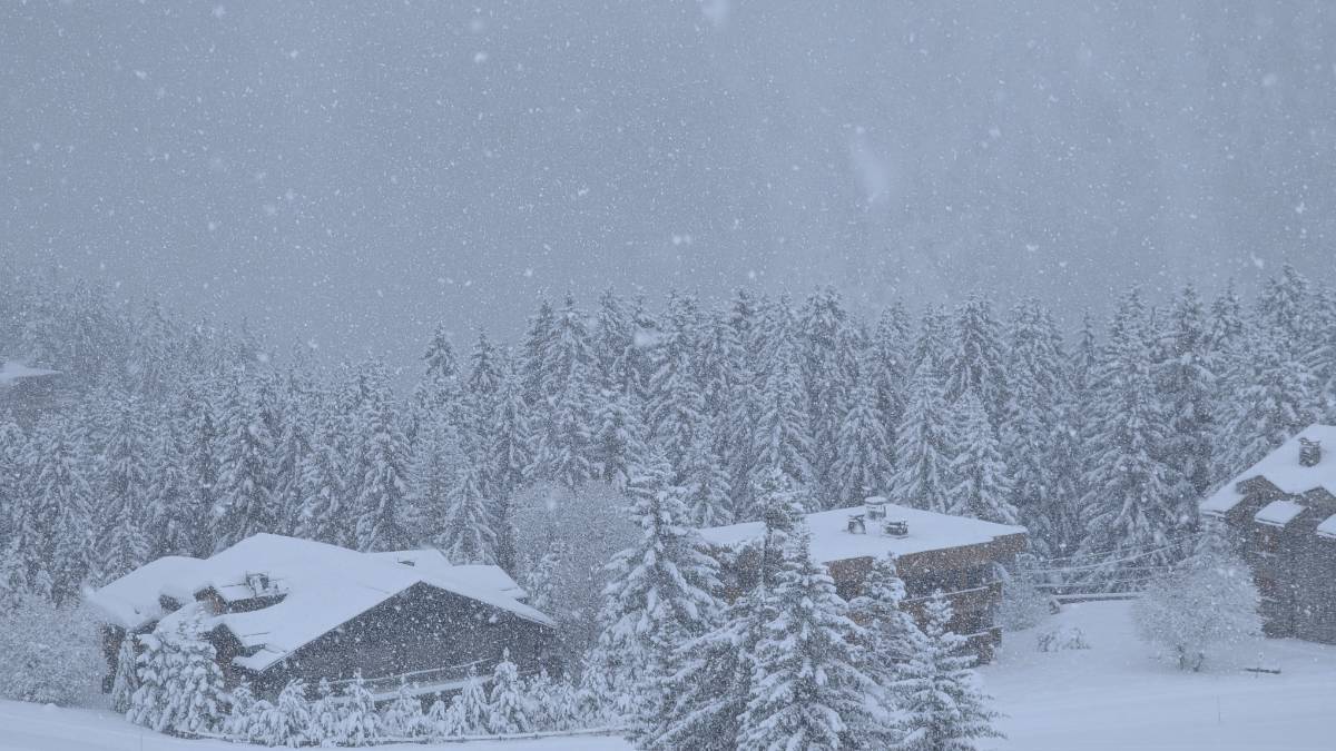 , , Heavy snow falling...
