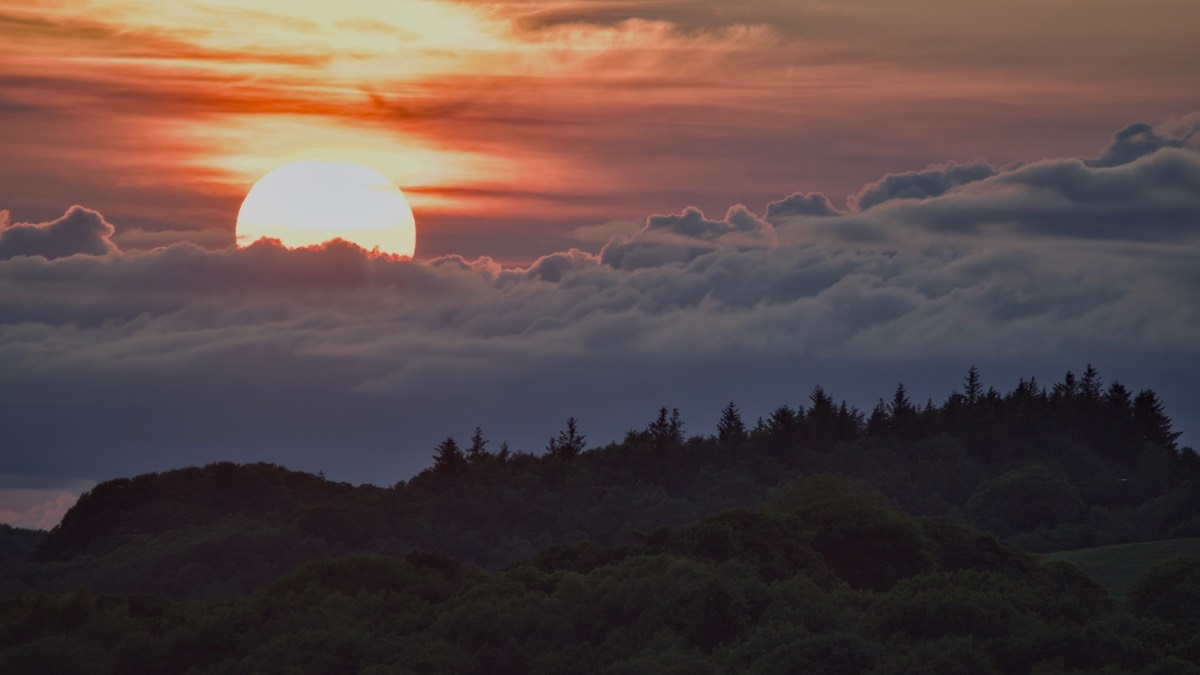 Leek, Staffordshire, Sunset through distant clouds this evening....