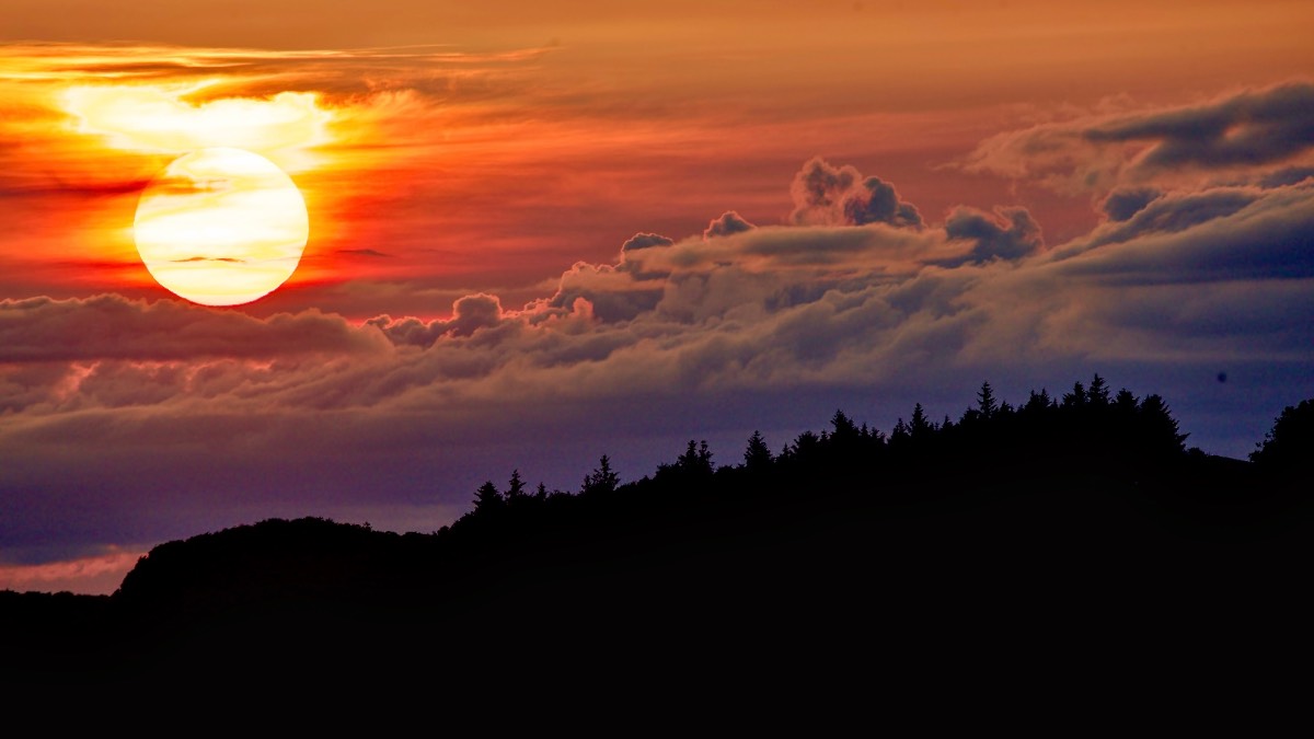 Leek, Staffordshire, Zoomed in sunset in distant clouds this evening....