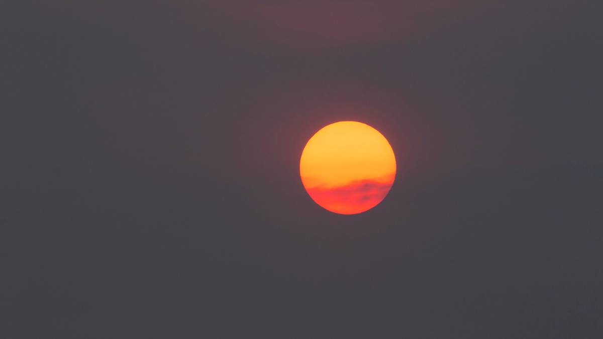 Dorchester, Dorset, Fiery Sun - enhanced by Iberian forest fires smoke...