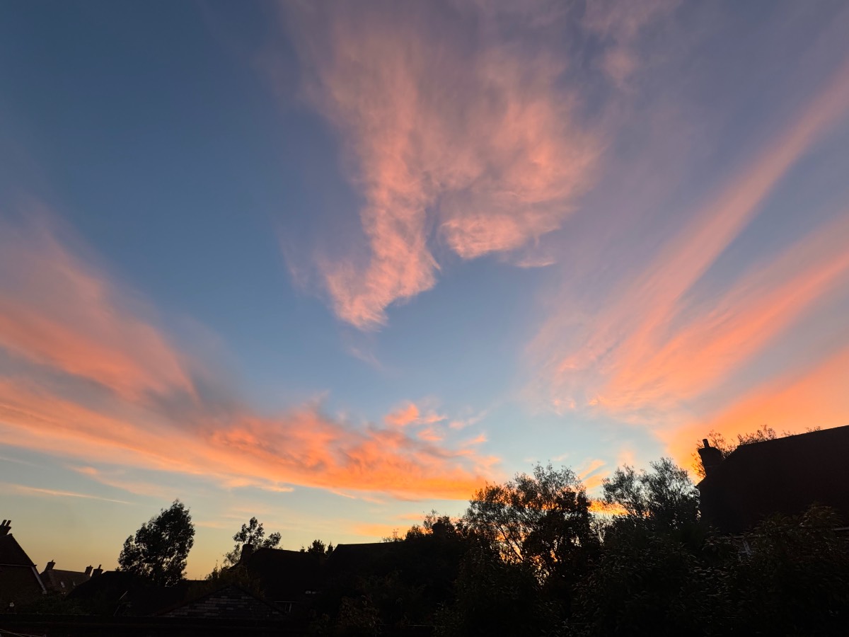 , , Stunning sunset in Billingshurst after a truly halcyon autumn day ...