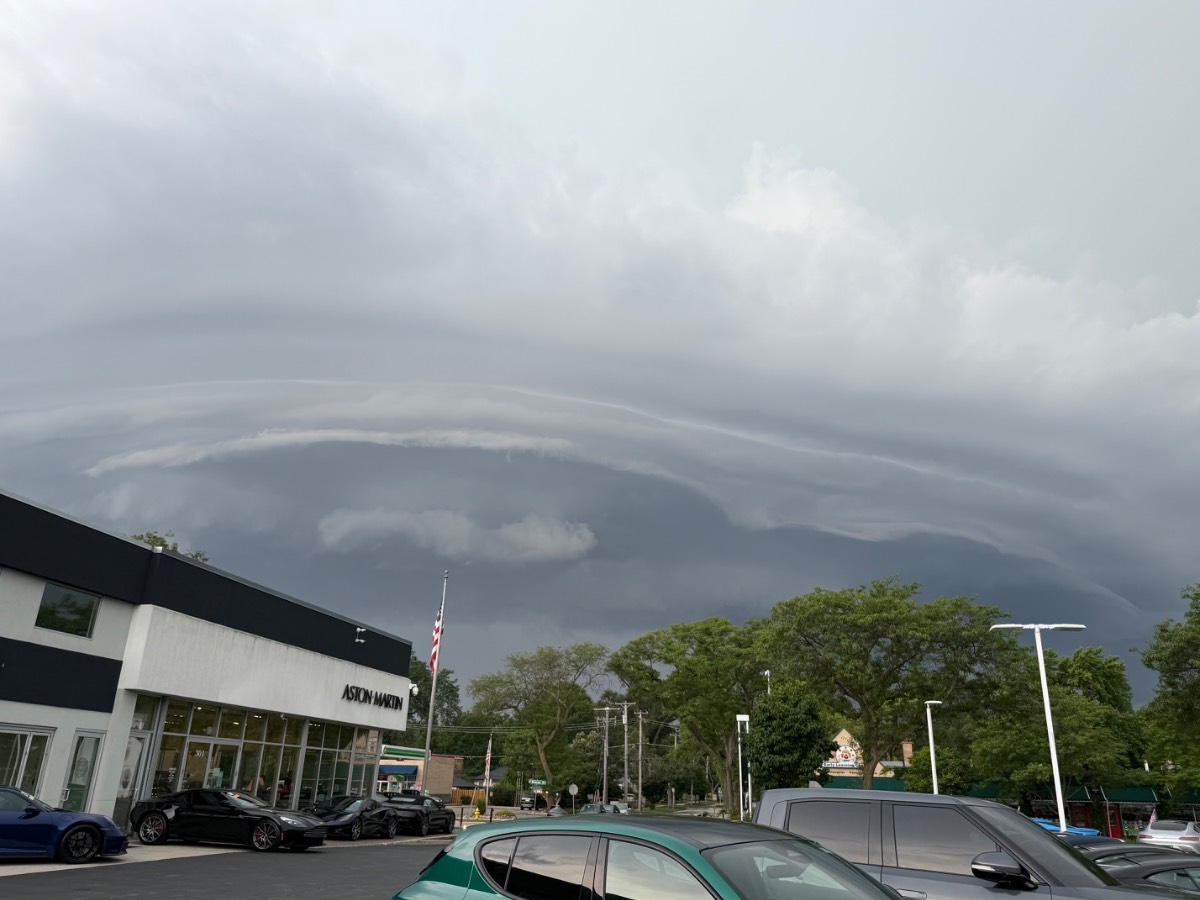 Winnetka, Cook, Dark thunder clouds...