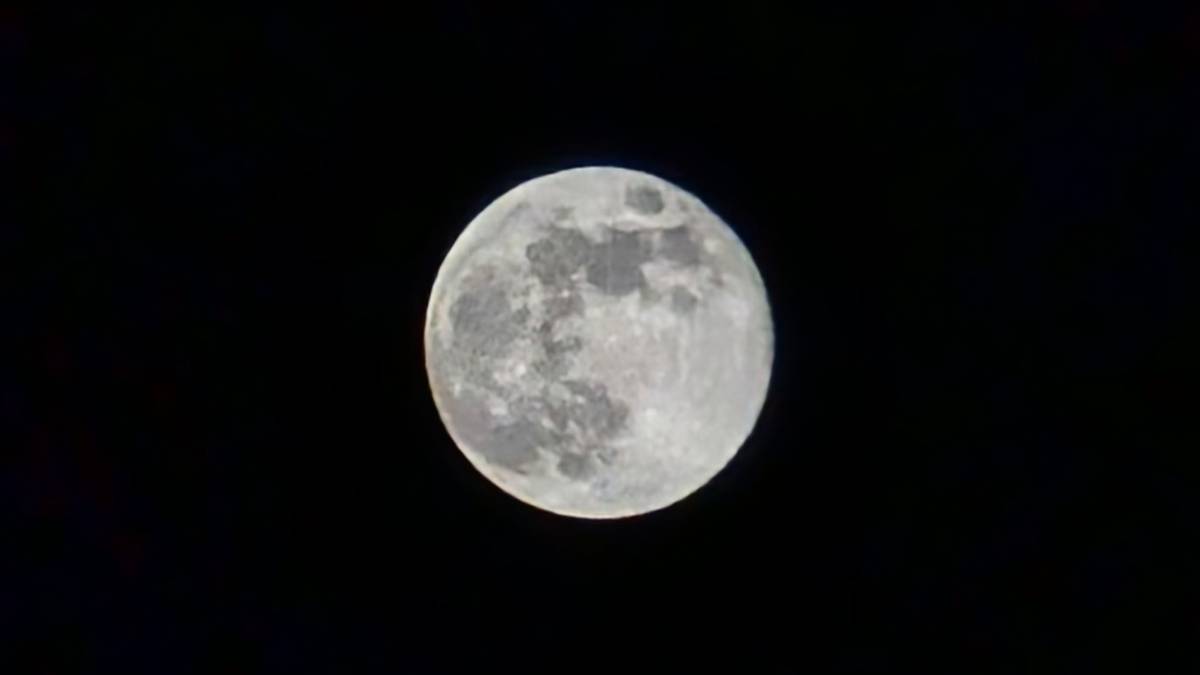 Portsmouth, , Moon shot from last nights Wolf moon. Taken with my mobile so please forgiv...