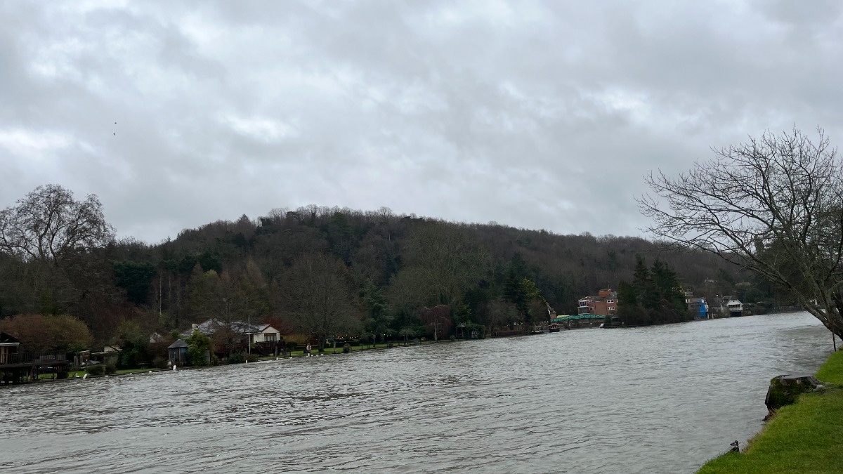 Henley, Oxon, Very damp day 7 c 4.1 mm of rain 95% AQI 3.1 986 mb ...