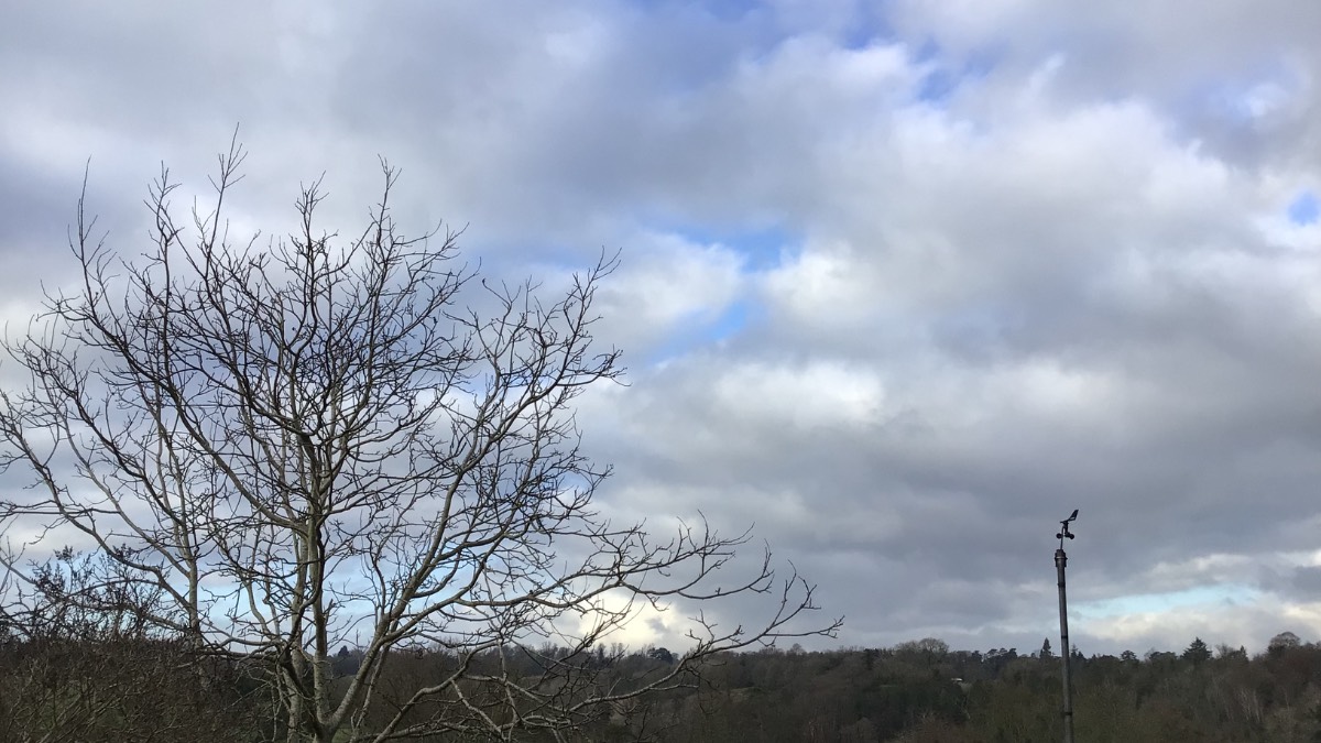 Henley, Oxon, Rather cold again 4c now -2c overnight now good sunny intervals and dry ver...