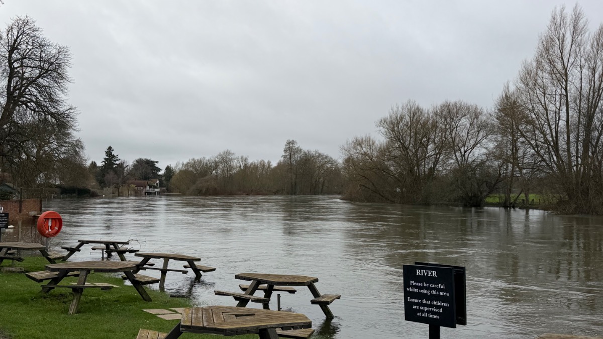 Henley, Oxon, Mild light winds dry overcast but a good day for being outdoors at present ...