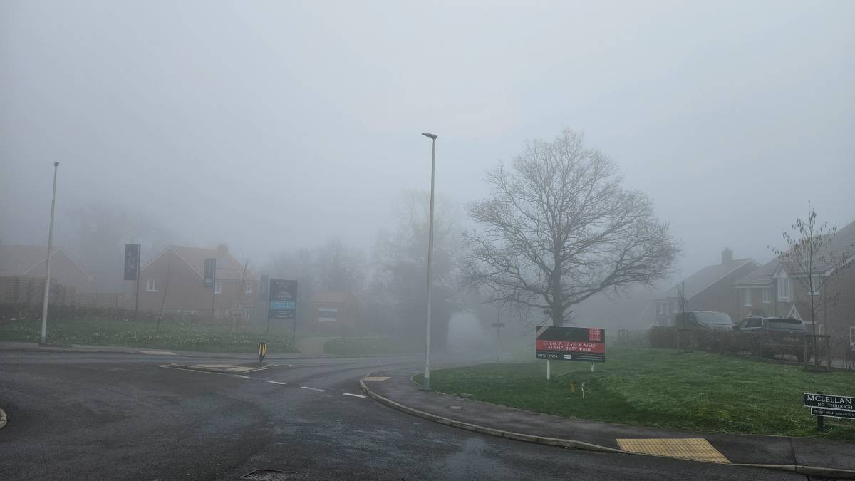 Crowborough, East sussex, 0 foot cloud this morning
My walk to the station a bit monotone ...