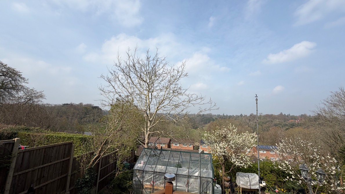Henley, Oxon, Overcast cold start 1c now good hay sun and 15c 1020 mb light NW wind 64%...