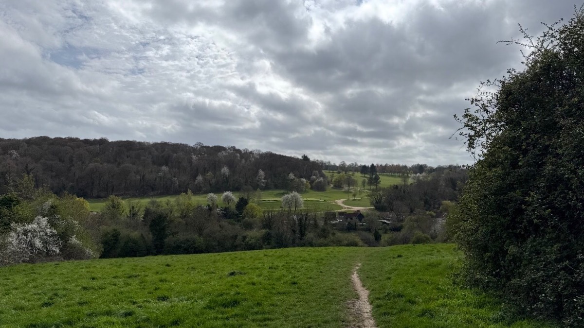 Henley, Oxon, Largely overcast with a few breaks and odds spits and spots ...