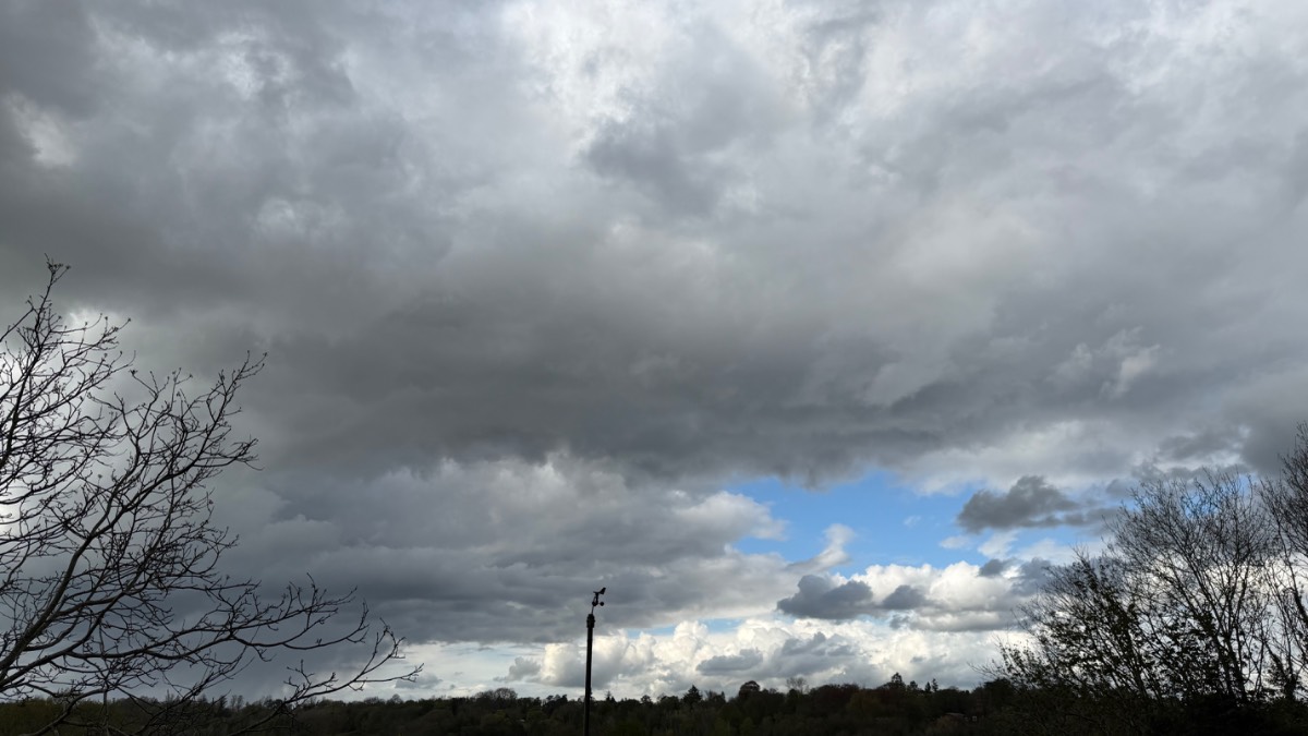 Henley, Oxon, Heavy looking clouds and some heavy showers around but here only 0.8mm and ...