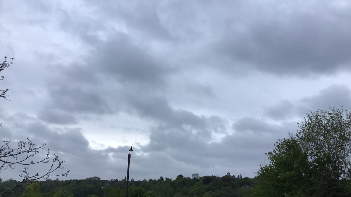 Henley, Oxon, A real contrast start to the day from last few 0.8mm of rain overnight clou...