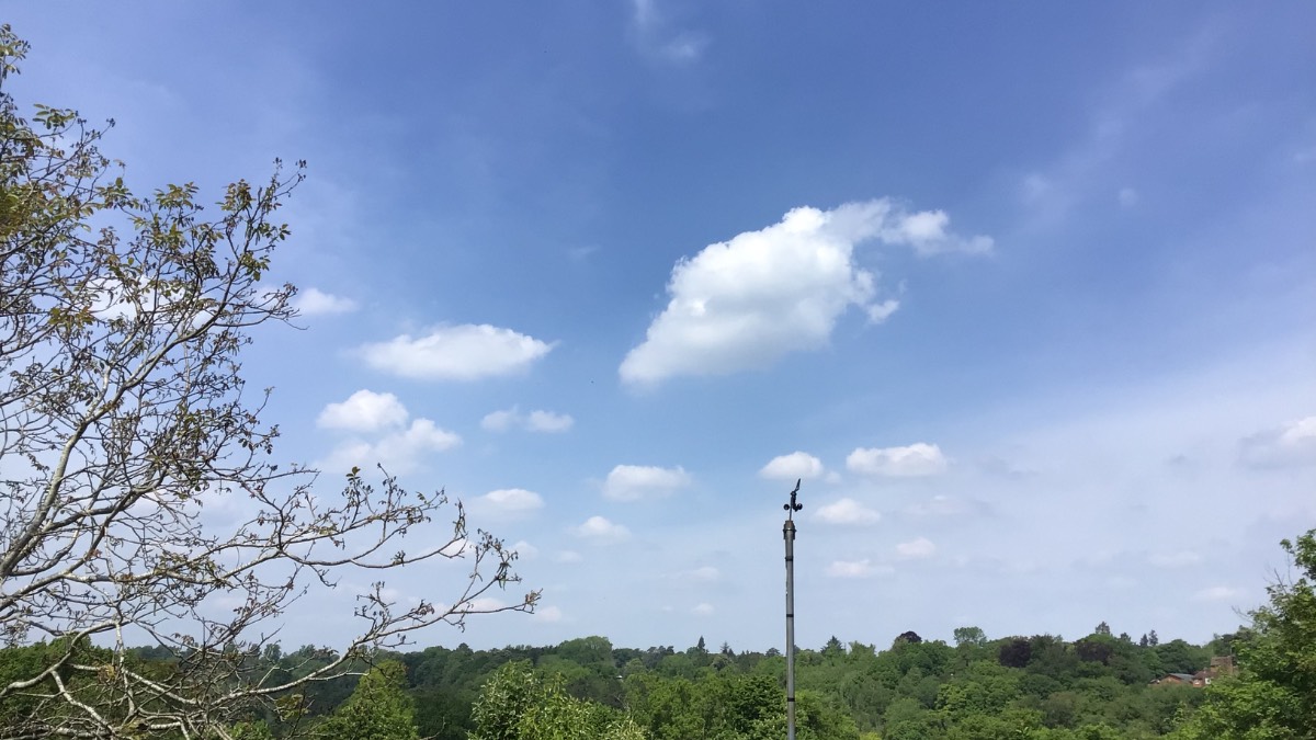 Henley, Oxon, Another very nice day warm to 21c 1016.9 ...