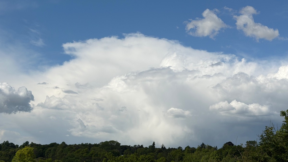 Henley, Oxon, Dry day so far threat of a shower now some good sunny spells at times 14c r...