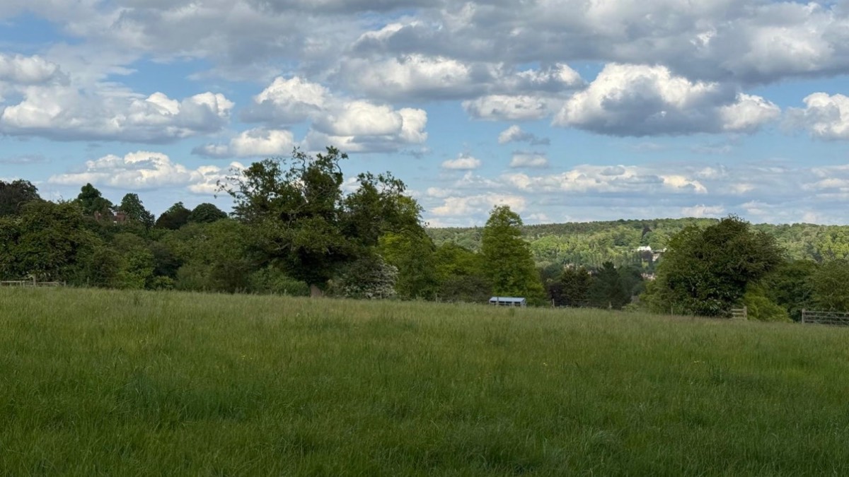 Henley, Oxon, Dry cool day sun and cloud more cloud 13c max ...