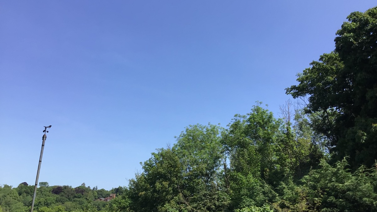 Henley, Oxon, Sunny very warm 27c now 54% ...