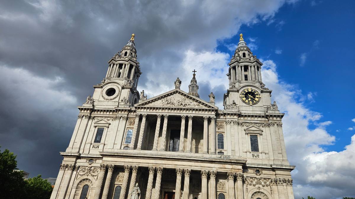 London, , St Pauls Cathedral wirh threatening backdrop...