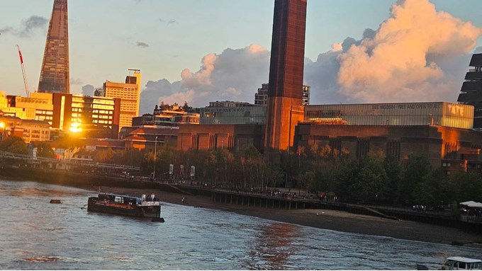 London Thames sunset. Posted by Jwadey